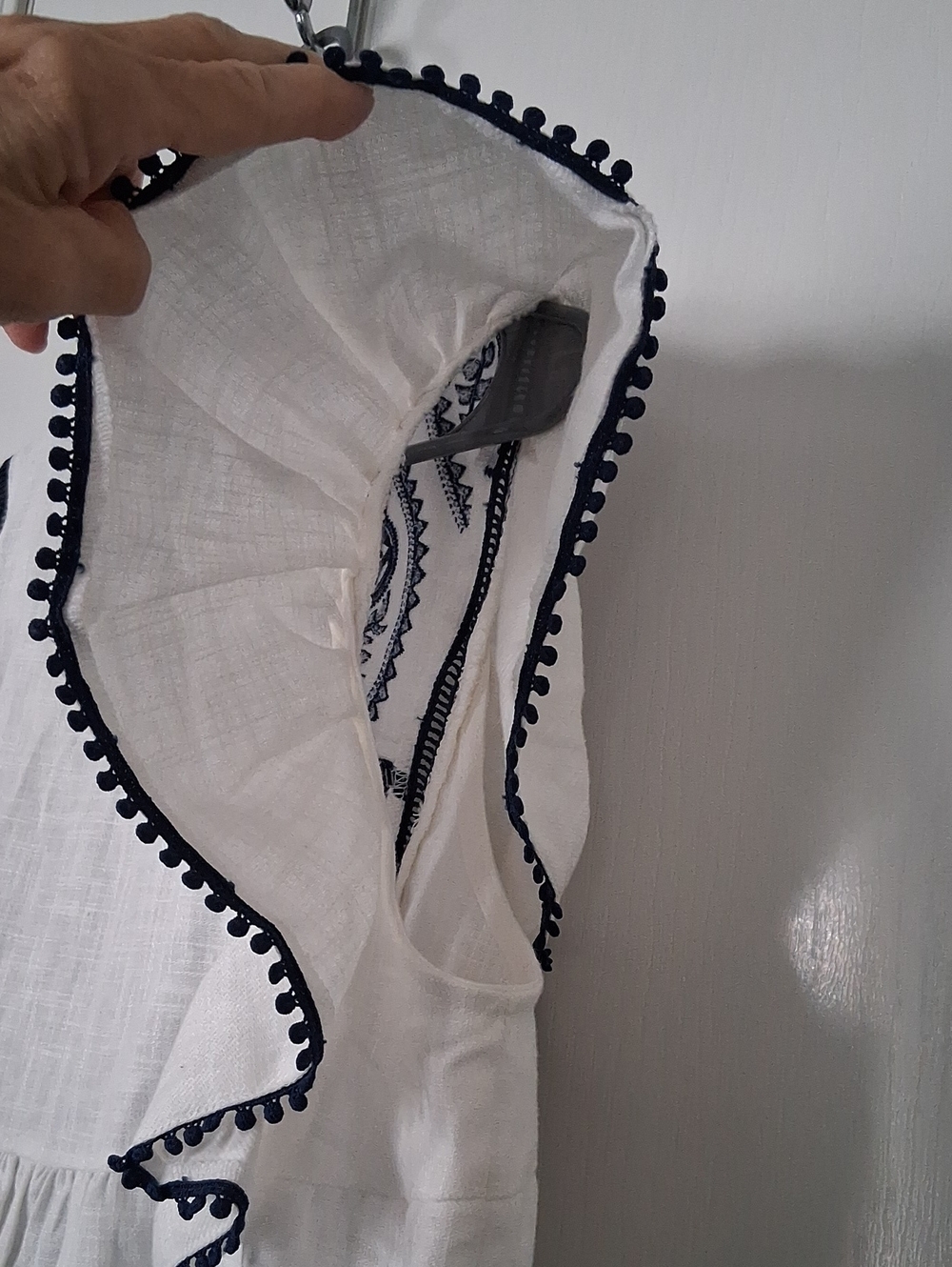 Avara Fate "Mildred" White V-neck Sleeveless Top with Navy Blue Embroidery Sz M - Picture 3 of 8